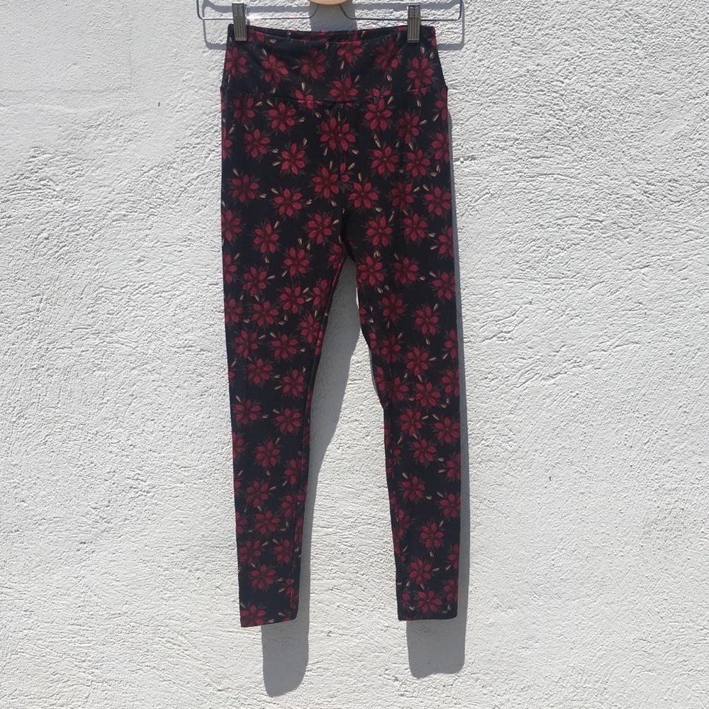 LuLaRoe holiday print leggings, athletic pants